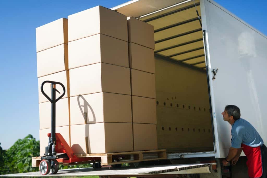 Dry Vans: Key Benefits and Their Role in Logistics